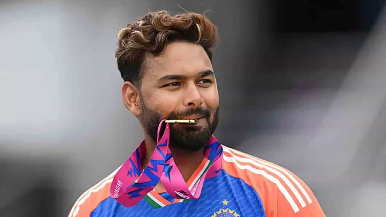 టెస్ట్ క్రికెట్‌లో కూడా అత్యధిక సిక్సర్లు కొట్టిన ఆటగాడు భారతీయుడే. రిషబ్ పంత్ ఏడు టెస్ట్ మ్యాచ్‌ల్లో 26 సిక్సర్లు బాదాడు. శుభ్‌మాన్ గిల్ 15 సిక్సర్లు బాదాడు.