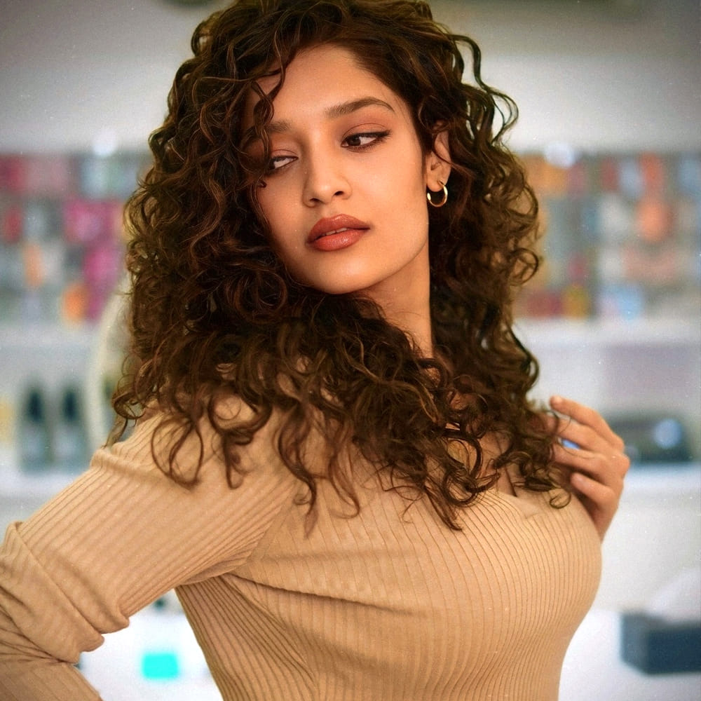 ఇక అందాల భామ రితికా సింగ్ 16 డిసెంబర్ 1994న ముంబైలో జన్మించింది.. రితిక నటి మాత్రమే కాదు ఆమె గొప్ప మార్షల్ ఆర్టిస్ట్ కూడా.. చిన్నప్పటి నుంచి ఈ ముద్దుగుమ్మకు క్రీడలంటే మక్కువ ఎక్కువ. అంతే కాదు ఆమె బాక్సర్ కూడా..