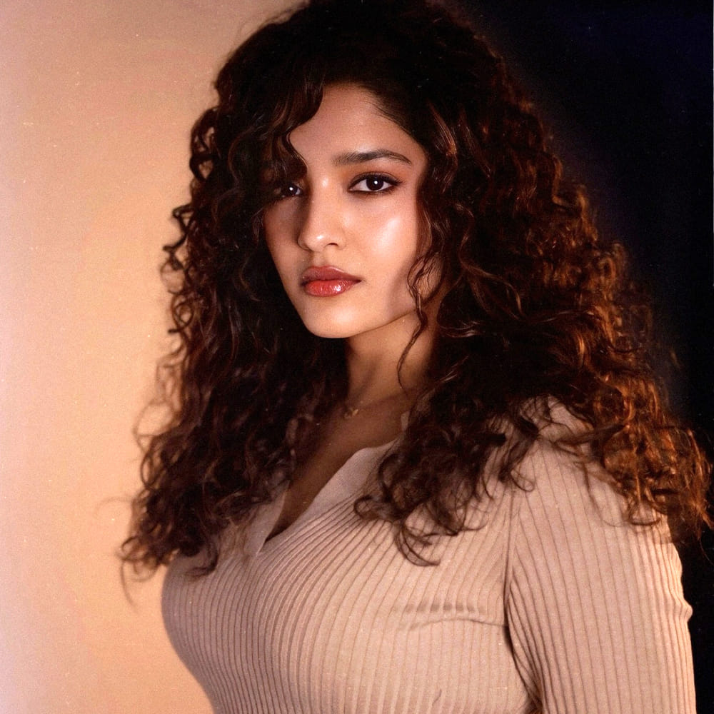 ఆమె ఎవరో కాదు.. అందాల భామ రితిక సింగ్.. విక్టరీ వెంకటేష్ హీరోగా నటించిన గురు సినిమాతో తెలుగు ప్రేక్షకులను పలకరించింది వయ్యారి భామ రితిక సింగ్. ఈ సినిమాలో తన నటనతో ప్రేక్షకులను కట్టిపడేసింది. తొలి సినిమానే అయినా.. ప్రేక్షకులను విశేషంగా ఆకట్టుకుంది రితిక.