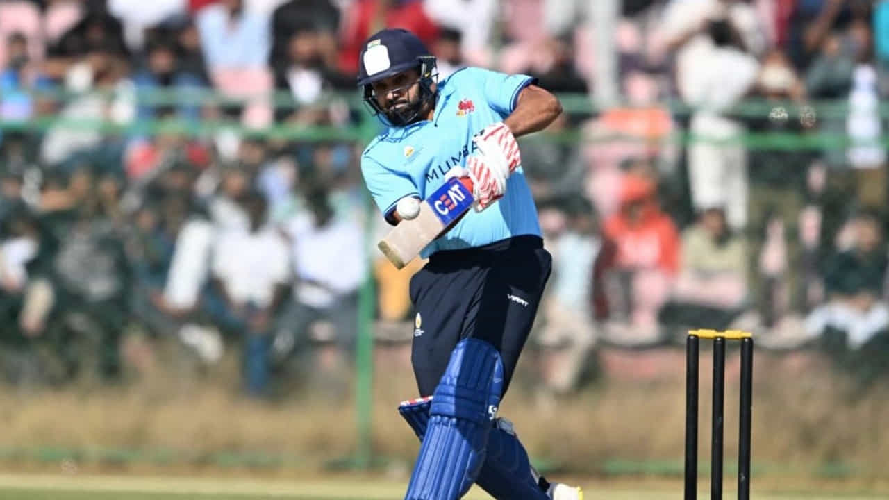 వన్డేల్లో అత్యధిక సిక్సర్లు కొట్టిన జాబితాలో రోహిత్ శర్మ అగ్రస్థానంలో ఉన్నాడు. మొత్తం 24. పూర్తి జాతీయ జట్ల వెలుపల, స్కాట్లాండ్‌కు చెందిన జార్జ్ మున్సే 34 వన్డే సిక్సర్లు కొట్టాడు.