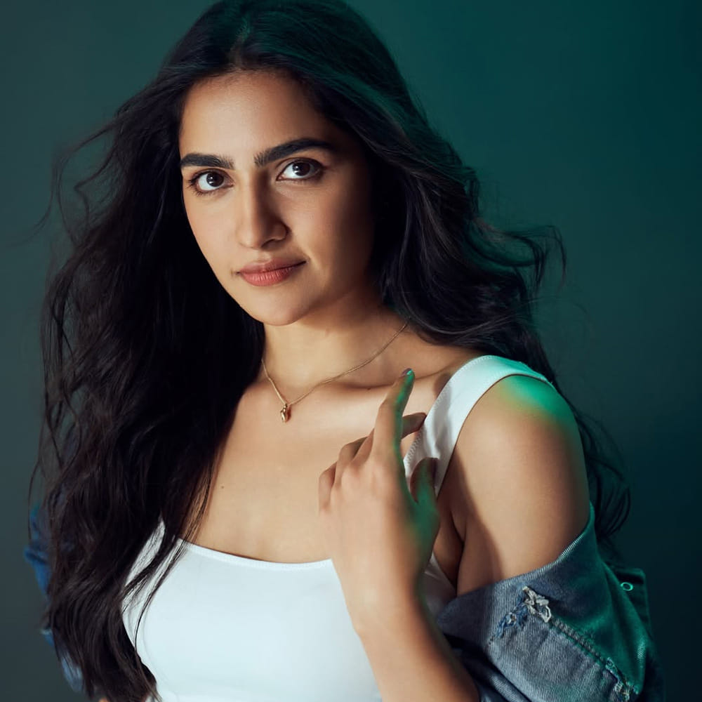 ప్రస్తుతం రామ్ చరణ్ సినిమా కోసం డైరెక్టర్ స్క్రిప్ట్ వర్క్ కంప్లీట్ చేశారని.. ప్రీ ప్రొడక్షన్ పనులు జరుగుతున్నాయని సమాచారం. అయితే ఈ మూవీలో చరణ్ సరసన కన్నడ భామ రుక్మిణి వసంత్ ను ఎంపిక చేసినట్లు సమాచారం. ప్రస్తుతం ఈ భామ టాలీవుడ్ మోస్ట్ వాంటెడ్ హీరోయిన్. 