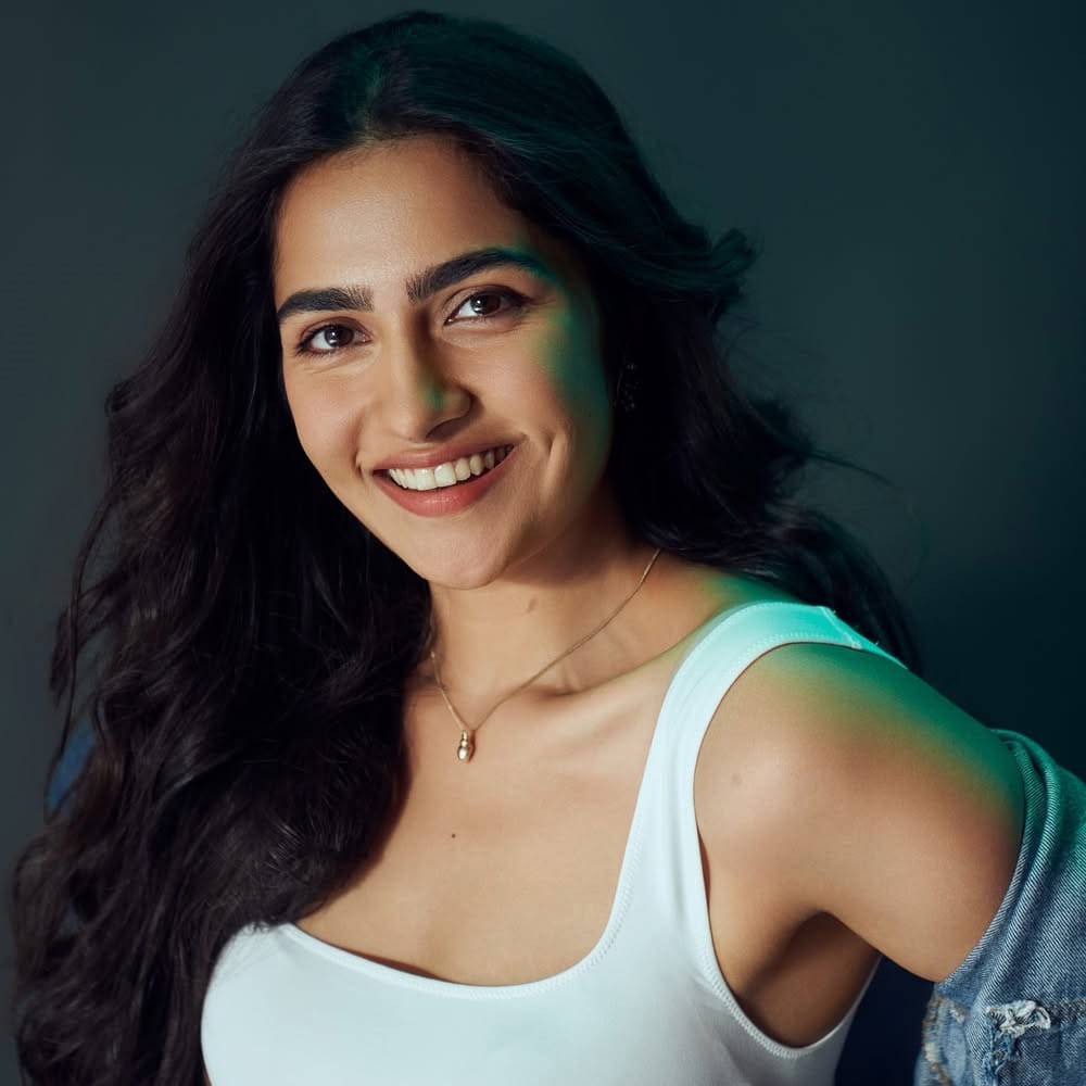 సప్త సాగరాలు దాటి సినిమాతో ఒక్కసారిగా ఫేమ్ సంపాదించుకున్న ఈ బ్యూటీ.. ఆ తర్వాత కాంతార మూవీతో పాన్ ఇండియా క్రేజ్ తెచ్చుకుంది. దీంతో ఇప్పుడు ఈ బ్యూటీకి తెలుగులో వరుస అవకాశాలు క్యూ కడుతున్నాయి. 