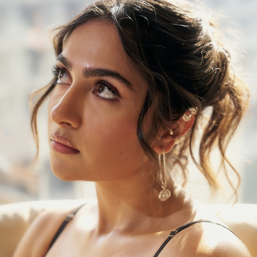 'సప్త సాగరదాచే ఎల్లో' సినిమా నుండి మనకు గుర్తుకు వచ్చే మొదటి నటి రుక్మిణి వసంత్. ఈ సినిమాలో చాలా సింపుల్ గా కనిపించిన ఆ నటి ఇప్పుడు మోడ్రన్ డ్రెస్ లో మెరిసిపోతోంది. ఈసారి ఆమె అందమైన నలుపు, తెలుపు లాంగ్ గౌను ధరించింది. ఈ ఫోటోషూట్ కోసం ఆమె ఇచ్చిన పోజ్ చాలా క్లాసీగా ఉంది.