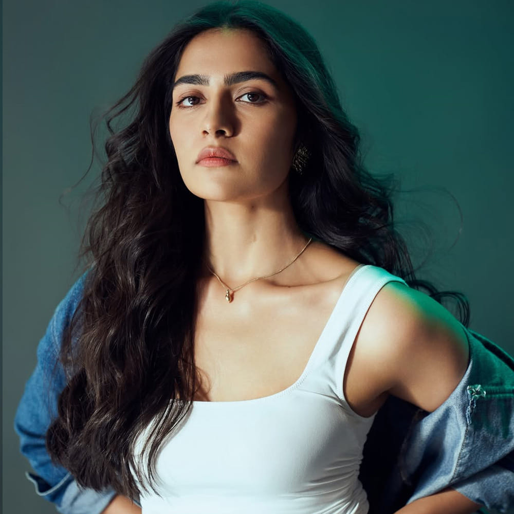 ప్రస్తుతం ఎన్టీఆర్, డైరెక్టర్ ప్రశాంత్ నీల్ కాంబోలో రాబోతున్న సినిమాలో రుక్మిణి నటిస్తుంది. ఈ ప్రాజెక్ట్ తోపాటు ఇప్పుడు రామ్ చరణ్ సరసన కూడా ఈ ముద్దుగుమ్మ కనిపించనున్నట్లు తెలుస్తోంది. వచ్చే ఏడాది ఈ మూవీ రెగ్యూలర్ షూటింగ్ స్టార్ట్ కానుంది.