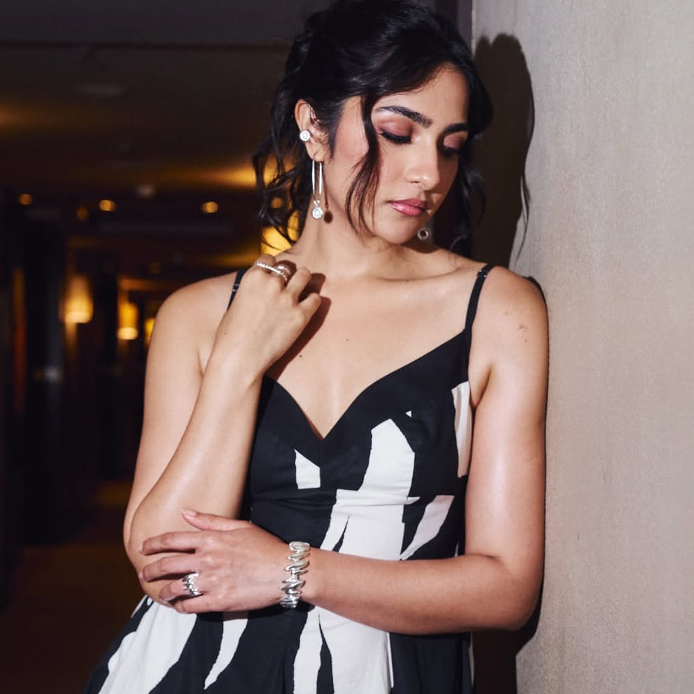 ఈ స్టైలిష్ లుక్ వెనుక రుక్మిణి వసంత్ కి మంచి ఫాలోయింగ్ వస్తుంది.  పూజా కరణం ఫోటోషూట్ ను స్టైల్ చేసింది. నటి లెహ్ స్టూడియోస్ రూపొందించిన దుస్తులలో మెరిసింది. షాప్ లూన్ వారి ఆభరణాలు, పీచ్ ఫ్లోర్స్ , ఔర్ స్టూడియో వారి పాదరక్షలు ఆమె లుక్ కు మరింత మెరుగులు దిద్దాయి.