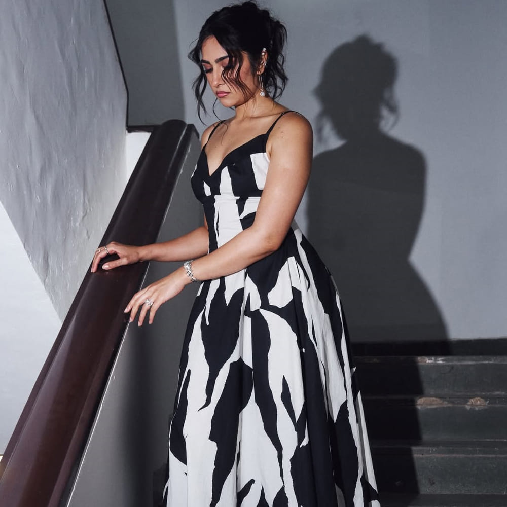 రుక్మిణి వసంత్ ఫోటోలు అప్‌లోడ్ చేసిన నిమిషాల్లోనే వైరల్ అయ్యాయి. ఈ అందాన్ని చూసిన అభిమానులు రెప్పవేయడం మర్చిపోయారు. ప్రతి ఫోటోలోనూ రుక్మిణి గ్లామరస్ లుక్ స్పష్టంగా కనిపిస్తుంది. ఈ ఫోటోలు ప్రస్తుతం సోషల్ మీడియాలో వైరలవుతున్నాయి.  కొత్త లుక్ లుక్ లో ఈ  బ్యూటీ ఎలా ఉంది.. ? 