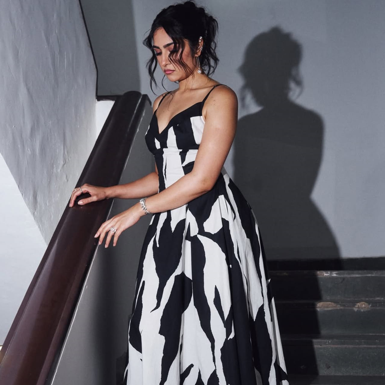 రుక్మిణి వసంత్ ఫోటోలు అప్‌లోడ్ చేసిన నిమిషాల్లోనే వైరల్ అయ్యాయి. ఈ అందాన్ని చూసిన అభిమానులు రెప్పవేయడం మర్చిపోయారు. ప్రతి ఫోటోలోనూ రుక్మిణి గ్లామరస్ లుక్ స్పష్టంగా కనిపిస్తుంది. ఈ ఫోటోలు ప్రస్తుతం సోషల్ మీడియాలో వైరలవుతున్నాయి.  కొత్త లుక్ లుక్ లో ఈ  బ్యూటీ ఎలా ఉంది.. ? 