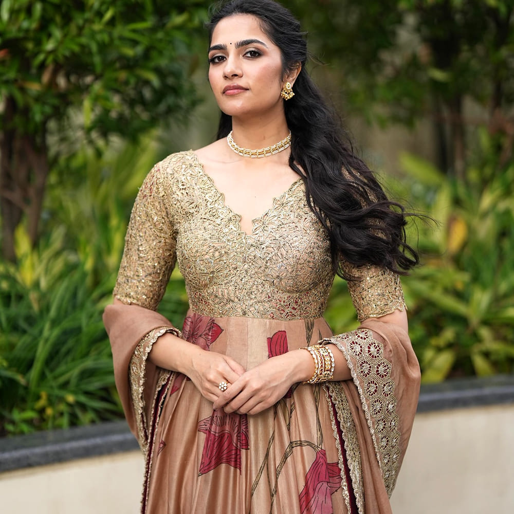 ఇదిలా ఉంటే.. గతంలో ఓ ఇంటర్వ్యూలో పాల్గొన్న రుక్మిణి వసంత్.. తెలుగులో తనకు ఇష్టమైన హీరో గురించి చెప్పేసింది. తెలుగులో మీకు ఏ హీరో అంటే ఇష్టం ? ఎవరితో నటించాలని ఉందని అడగ్గా.. తనకు న్యాచురల్ స్టార్ నాని అంటే ఫేవరేట్ అని తెలిపింది. ఆయనతో కలిసి సినిమా చేయాలనుకున్నట్లు తెలిపింది.