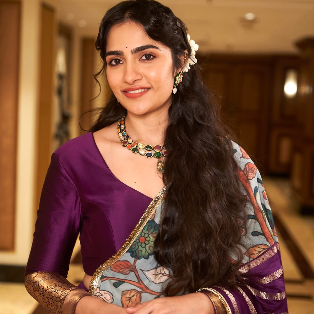 ప్రస్తుతం నేషనల్ క్రష్గా కుర్రకారు హృదయాలను గెలుచుకుంది హీరోయిన్ రుక్మిణి వసంత్. ఇండస్ట్రీలోకి అడుగుపెట్టిన తక్కువ సమయంలోనే తనకంటూ ఓ ఇమేజ్ క్రియేట్ చేసుకుంది. ఇప్పుడు అందం, అభినయంతో సినీరంగంలో తనదైన ముద్ర వేసింది. కన్నడలో పలు చిత్రాల్లో నటించిన ఈ బ్యూటీ.. రక్షిత్ శెట్టి సరసన సప్త సాగరాలు సినిమాతో భారీ విజయాన్ని అందుకుంది.