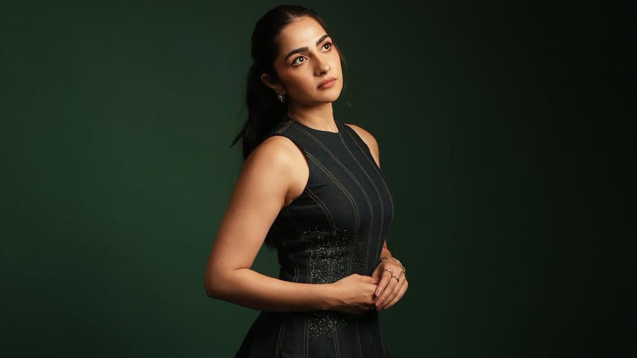 అందాల ముద్దుగుమ్మ రుక్మిణి వసంత్ గురించి ఎంత చెప్పినా తక్కువే. ఈ అమ్మడు అందానికి ఎవ్వరైన ఫిదా అవ్వాల్సిందే. ఈ చిన్నది కాంతార చాప్టర్ 1 మూవీతో ఓవర్ నైట్ స్టార్ హీరోయిన్ రేంజ్లో మంచి క్రేజ్ సంపాదించుకుంది.