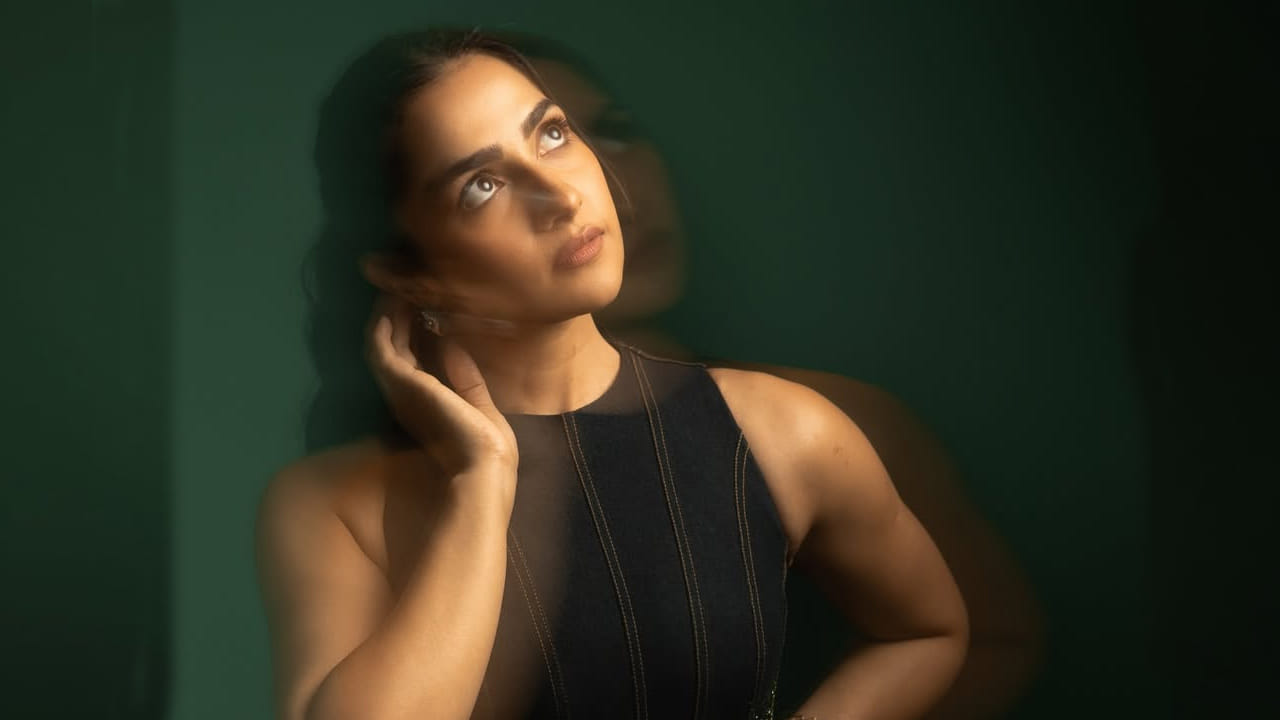 రుక్మిణి వసంత్ సప్త సాగరాలు దాటి అనే సినిమాతో తెలుగు అభిమానుల మనసు దోచుకుంది. తర్వాత కాంతార చాప్టర్ 1 మూవీలో యువరాణిలా తన అంద చందాలతో అందరినీ కట్టి పడేసి తనకంటూ స్పెషల్ ఇమేజ్ క్రియేట్ చేసుకుంది.