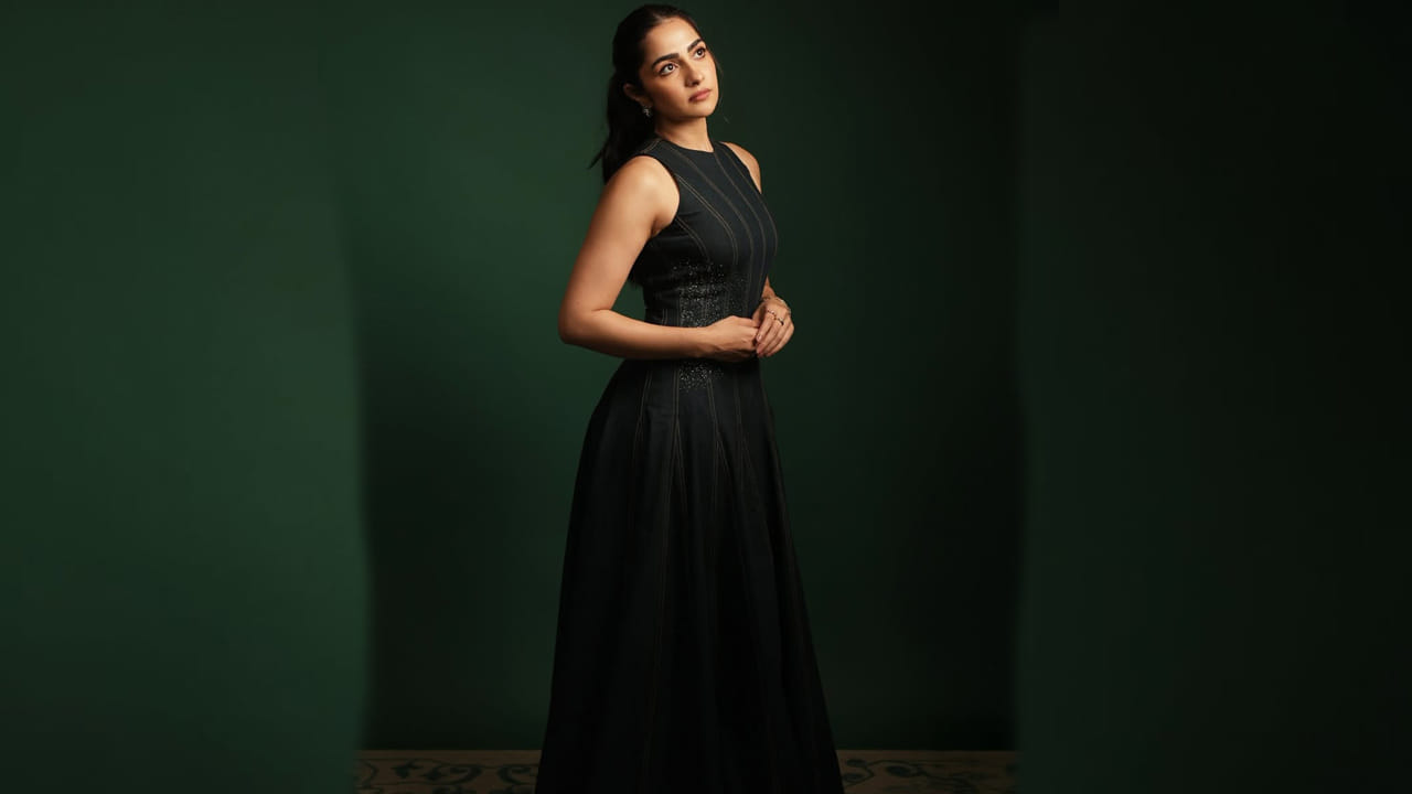 ఈ కన్నడ బ్యూటీ బెంగళూరుకు చెంది ఆర్మీ కుటుంబం నుంచి వచ్చింది. ఈ అమ్మడు నాన్న కల్నల్ వసంత్ వేణుగోపాల్, తల్లి సుభాషిణి, వీరికి ఒక చెల్లి కూడా ఉంది. రుక్మిణి వసంత్ సినిమాలపై ఉన్న ఇట్రస్ట్తో మోడలింగ్ లోకి అడుగు పెట్టి, చిత్ర పరిశ్రమలోకి ఎంట్రీ ఇచ్చింది.