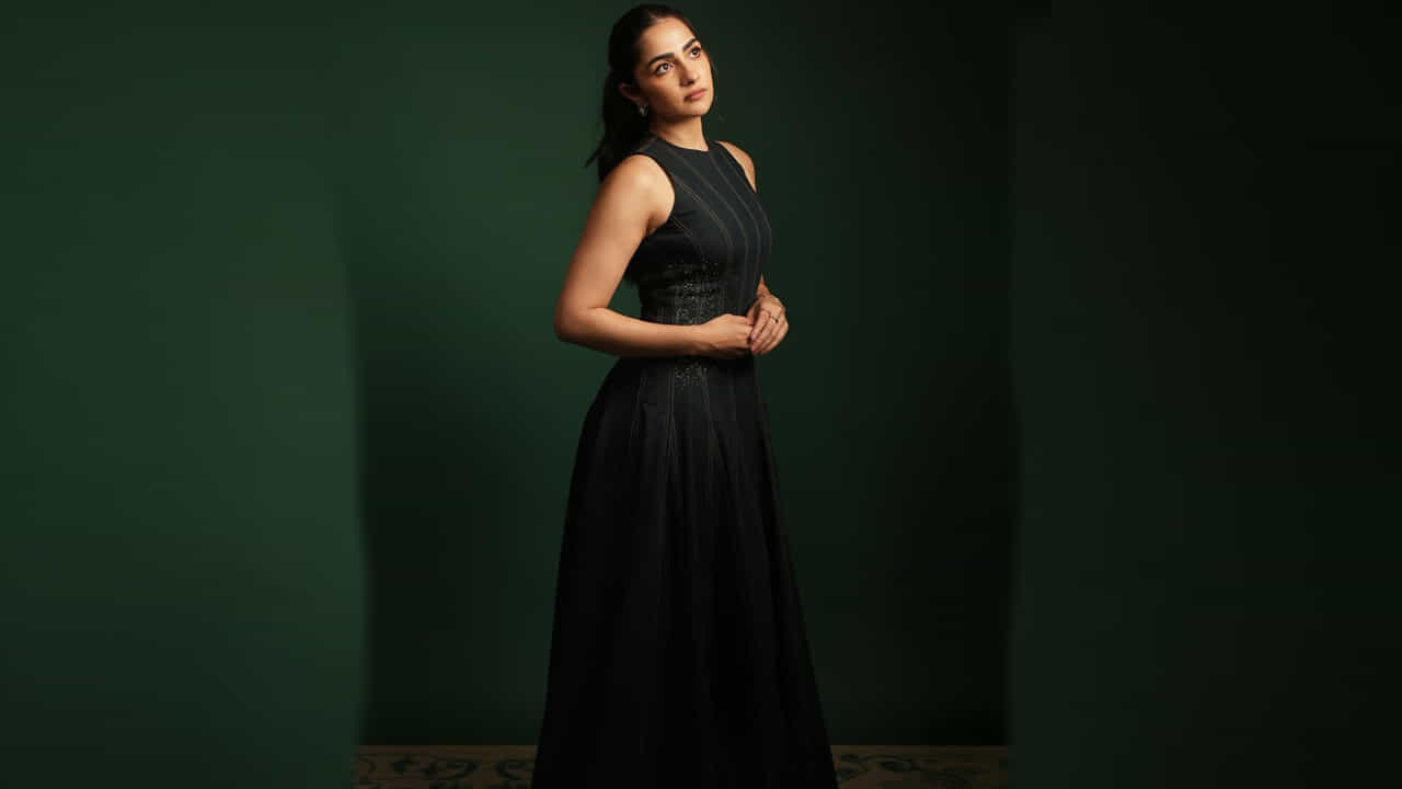 ఈ కన్నడ బ్యూటీ బెంగళూరుకు చెంది ఆర్మీ కుటుంబం నుంచి వచ్చింది. ఈ అమ్మడు నాన్న కల్నల్ వసంత్ వేణుగోపాల్, తల్లి సుభాషిణి, వీరికి ఒక చెల్లి కూడా ఉంది. రుక్మిణి వసంత్ సినిమాలపై ఉన్న ఇట్రస్ట్‌తో మోడలింగ్ లోకి అడుగు పెట్టి, చిత్ర పరిశ్రమలోకి ఎంట్రీ ఇచ్చింది.