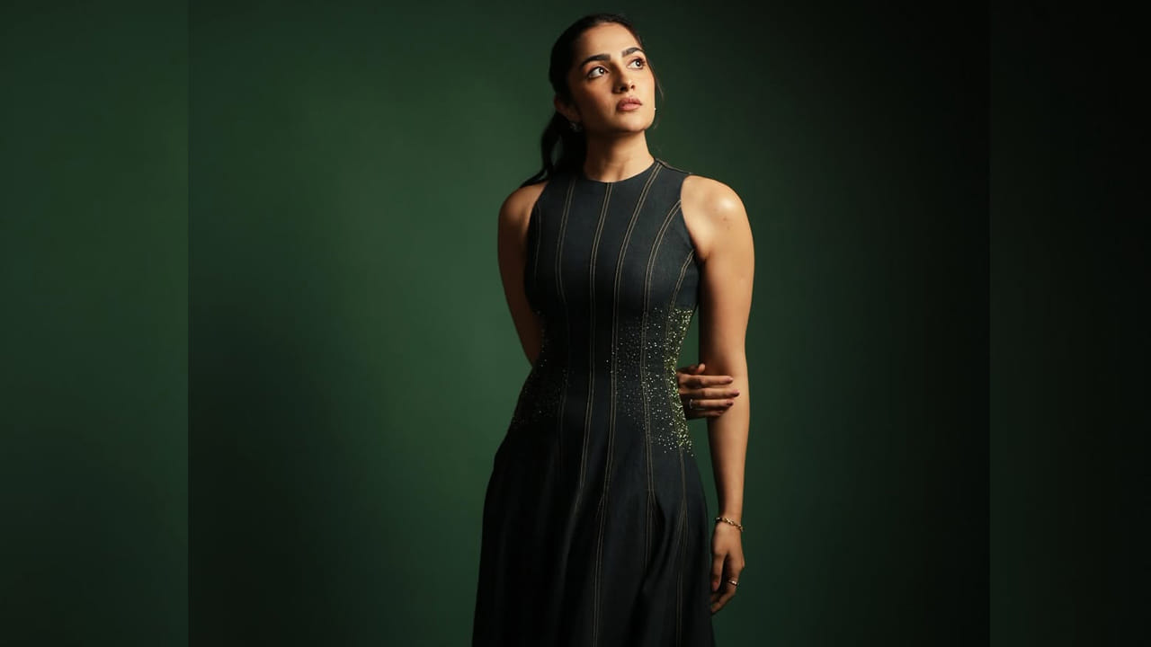 ఇక ఈ మూవీ తర్వాత కాంతార చాప్టర్ 1లో నటించి పాన్ ఇండియా లెవల్లో గుర్తింపు సంపాదించుకుంది. ప్రస్తుతం ఈ అమ్మడు ఎన్టీఆర్ నీల్ చిత్రంలో హీరోయిన్గా చేస్తుంది. అంతే కాకుండా పలు సినిమాల్లో ఛాన్స్ కొట్టేసినట్లు సమాచారం.