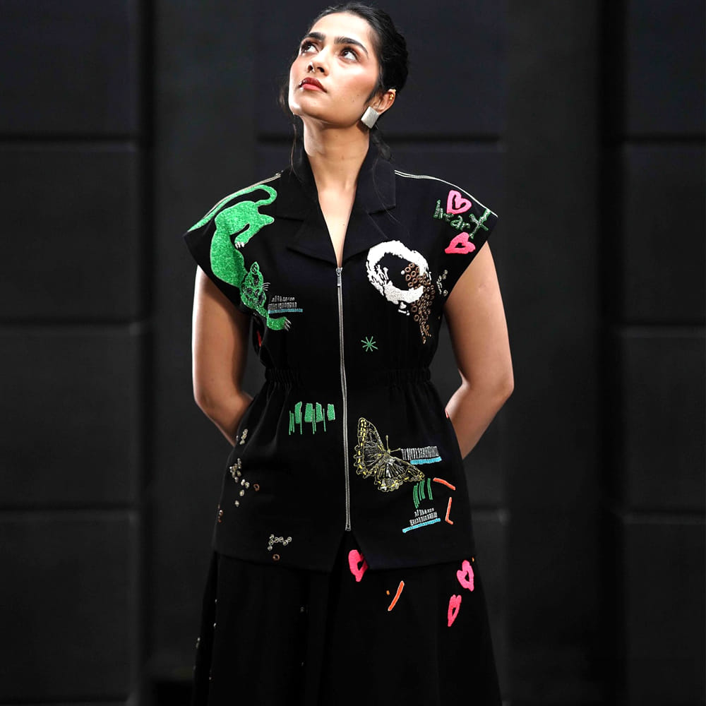 ప్రస్తుతం రుక్మిణి వసంత్ చేసిన కామెంట్స్ సోషల్ మీడియాలో తెగ వైరలవుతున్నాయి. మరోవైపు సోషల్ మీడియాలో చాలా యాక్టివ్ గా ఉంటున్న ఈ ముద్దుగుమ్మ.. నిత్యం ఏదోక పోస్ట్ చేస్తూ నెటిజన్లను ఆకట్టుకుంటుంది. ఇటీవల వరుసగా కాంతార సినిమాలో తన లుక్స్ షేర్ చేస్తూ జనాలను కట్టిపడేసింది.