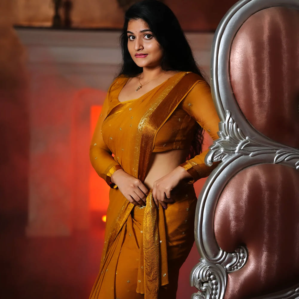 రీల్స్ , ఫోటోలు షేర్ చేస్తూ అభిమానులను ఆకట్టుకుంటుంది. ఈ అమ్మడు తన గ్లామర్ తో కవ్విస్తుంది. చీరకట్టులో కూడా తన అందంతో కుర్రాళ్ళ మనసు దోచేస్తుంది. తాజాగా ఈ బ్యూటీ కొన్ని రీల్స్ ను షేర్ చేసింది. ఈ వీడియోల్లో నడుము అందాలతో ఆకట్టుకుంది. ఈ అమ్మడి వీడియోలకు నెటిజన్స్ క్రేజీ కామెంట్స్ చేస్తున్నారు. “ఆ అందం ఏంటండీ బాబు. మమ్మల్ని బ్రతకానివ్వండి కాస్త.. శ్వాస ఆపేసి చంపమాకండి.. అంటూ కామెంట్స్ చేస్తున్నారు” అంటూ కామెంట్స్ చేస్తున్నారు.