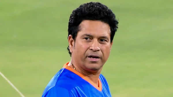 విరిగిన చేతితో సచిన్ సహచరుడు బ్యాటింగ్.. కట్చేస్తే.. 15 ఏళ్ల తర్వాత ఇచ్చిన మాట నిలబెట్టుకున్న లిటిల్ మాస్టర్