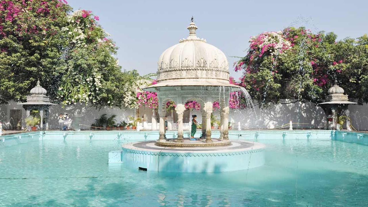 మధ్యాహ్నం సహేలియోన్ కి బారి: ఈ ప్రదేశం ముఖ్యంగా ఆకర్షణీయమైన ఫౌంటెన్లు, పచ్చని మండపాలు, నీటి-లిల్లీ పూల కొలనులకు ప్రసిద్ధి చెందింది. దాని సమరూపత, లేఅవుట్, అలంకరించబడిన టవర్లకు ఆరాధించబడిన గంభీరమైన కన్యల తోటలో, చుట్టుపక్కల చిత్రాలకు ఇది బాగా సరిపోతుంది.