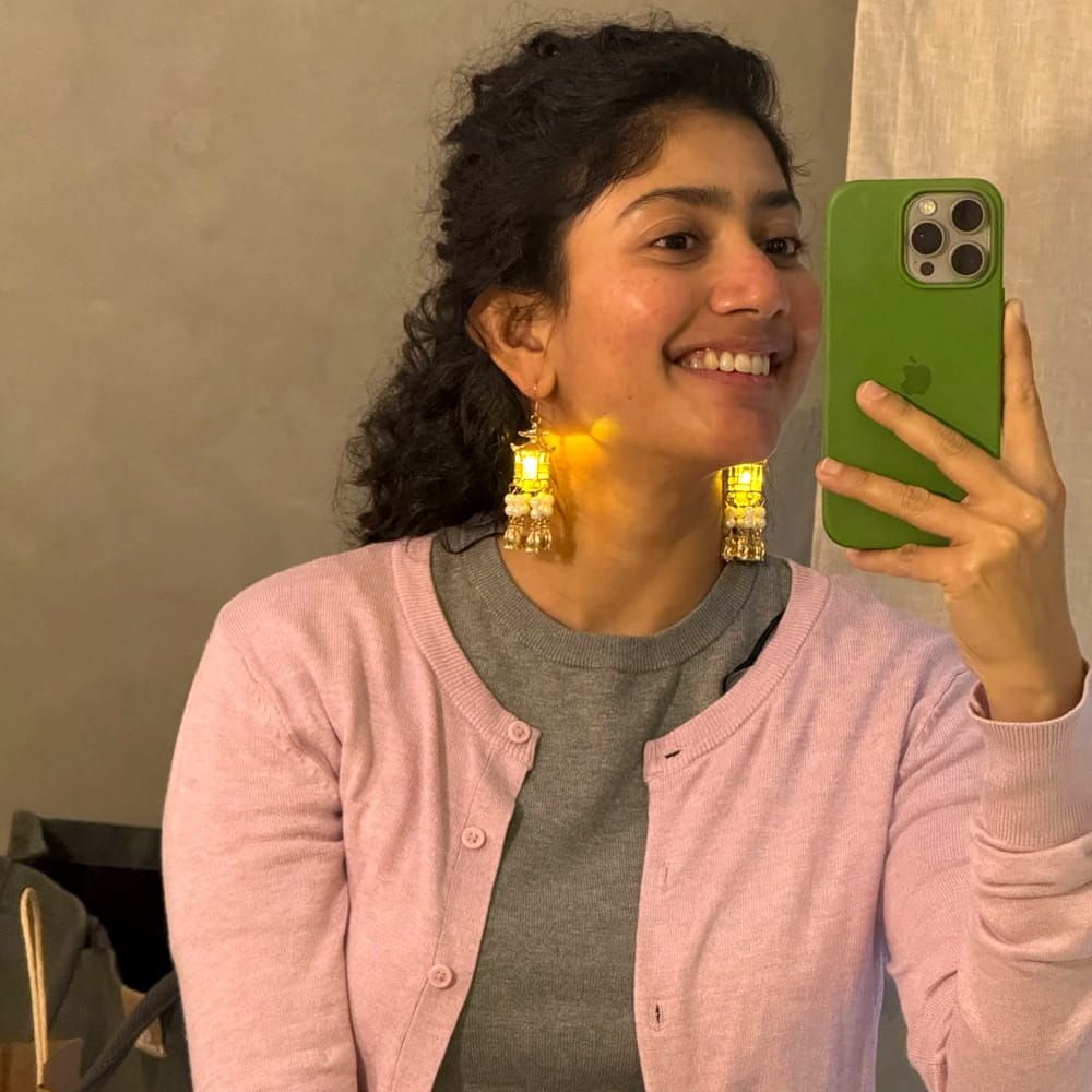 నేచురల్ బ్యూటీగా ఈ చిన్నది మంచి క్రేజ్ సొంతం చేసుకుంది. ఇక ఇప్పుడు తెలుగు, తమిళ్‌తో పాటు హిందీలోనూ సినిమాలు చేస్తుంది. సాయి పల్లవి సినిమా వస్తుందంటే చాలు ఫ్యాన్స్ కు పండగే .. ఆమెకోసమే సినిమాలు చూసే ఆడియన్స్ చాలా మంది ఉన్నారు. ఇక సాయి పల్లవి పాత్ర కోసం చాలా కష్టపడుతుంది. 