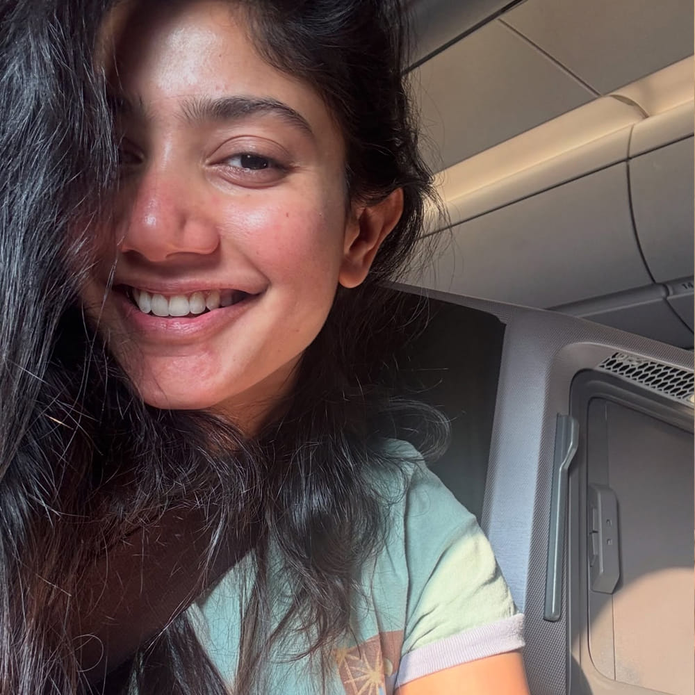 ఫిదా సినిమా నుంచి ఇప్పటివరకు అద్భుతమైన పాత్రలు చేస్తూ అలరిస్తుంది. తొలి సినిమాతోనే తెలుగు ప్రేక్షకులకు దగ్గరయిన ఈ అమ్మడు ఆతర్వాత వరుస సినిమాలతో దూసుకుపోతోంది. తెలుగుతో పాటు తమిళ్ లోనూ నటించి మెప్పించింది ఈ బ్యూటీ. నటనకు ప్రాధాన్యత ఉన్న పాత్రలు చేస్తూ రాణిస్తుంది ఈ అమ్మడు.