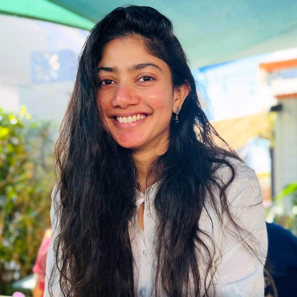 ఇదిలా ఉంటే ఇప్పుడు సాయి పల్లవి మరో ఐకానిక్ రోల్ చేయనుందని తెలుస్తుంది. ఎంఎస్ సుబ్బలక్ష్మీ పాత్రలో సాయి పల్లవి నటిస్తుందని తెలుస్తుంది. త్వరలోనే దీని పై క్లారిటీ రానుంది. ఇక ఈ సినిమా సాయి పల్లవి నటిస్తుందా.? లేదా.? అన్నదాని పై త్వరలోనే క్లారిటీ రానుంది. 