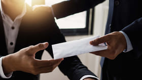 ఈ వాస్తు సూత్రాలు పాటించారంటే.. మీ జీతానికి రెక్కలు వచ్చినట్టే..