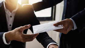 వాస్తు ప్రకారం.. ఈ 5 పనులు చేసారంటే.. మీ శాలరీ హైక్..