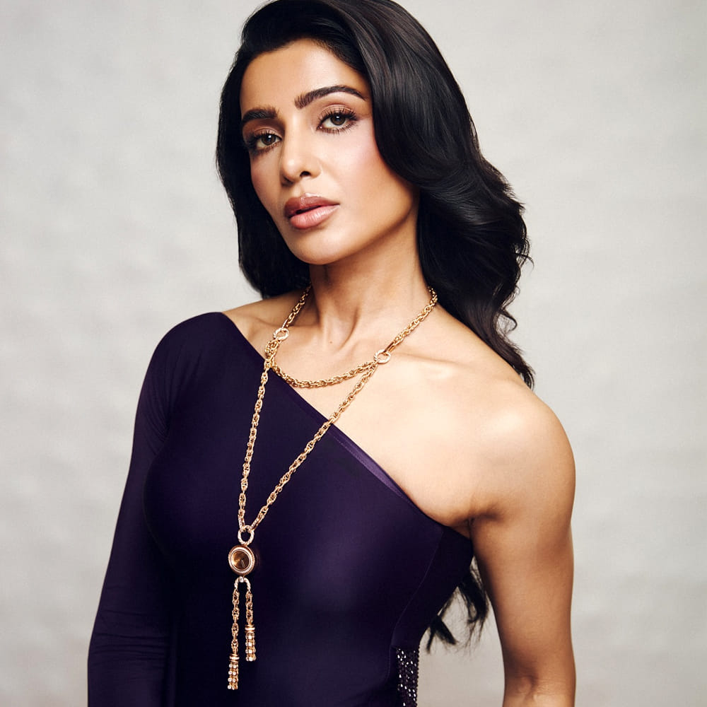 స్టార్ హీరోయిన్ సమంత ప్రస్తుతం సినిమాల్లోకి రీ ఎంట్రీ ఇవ్వడానికి రెడీగా ఉంది. ఇటీవలే ఈ అమ్మడు పెళ్లి చేసుకుంది. ఏ మాయ చేశావే సినిమాతో ఇండస్ట్రీలోకి పరిచయం అయ్యింది సమంత. ఆ తర్వాత తక్కువ సమయంలోనే ఈ చిన్నది స్టార్‌గా మారిపోయింది. దాదాపు అందరు స్టార్ హీరోల సినిమాల్లో నటించి మెప్పించింది. తెలుగు, తమిళ్ భాషల్లో సూపర్ హిట్ సినిమాల్లో నటించి ప్రేక్షకులను ఆకట్టుకుంది ఈ చిన్నది.