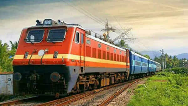 Special Trains: సంక్రాంతికి ఊరెళ్లేవారికి గుడ్ న్యూస్.. స్పెషల్ ట్రైన్స్ను ప్రకటించిన రైల్వే.. బుకింగ్స్ ఎప్పటినుంచంటే..