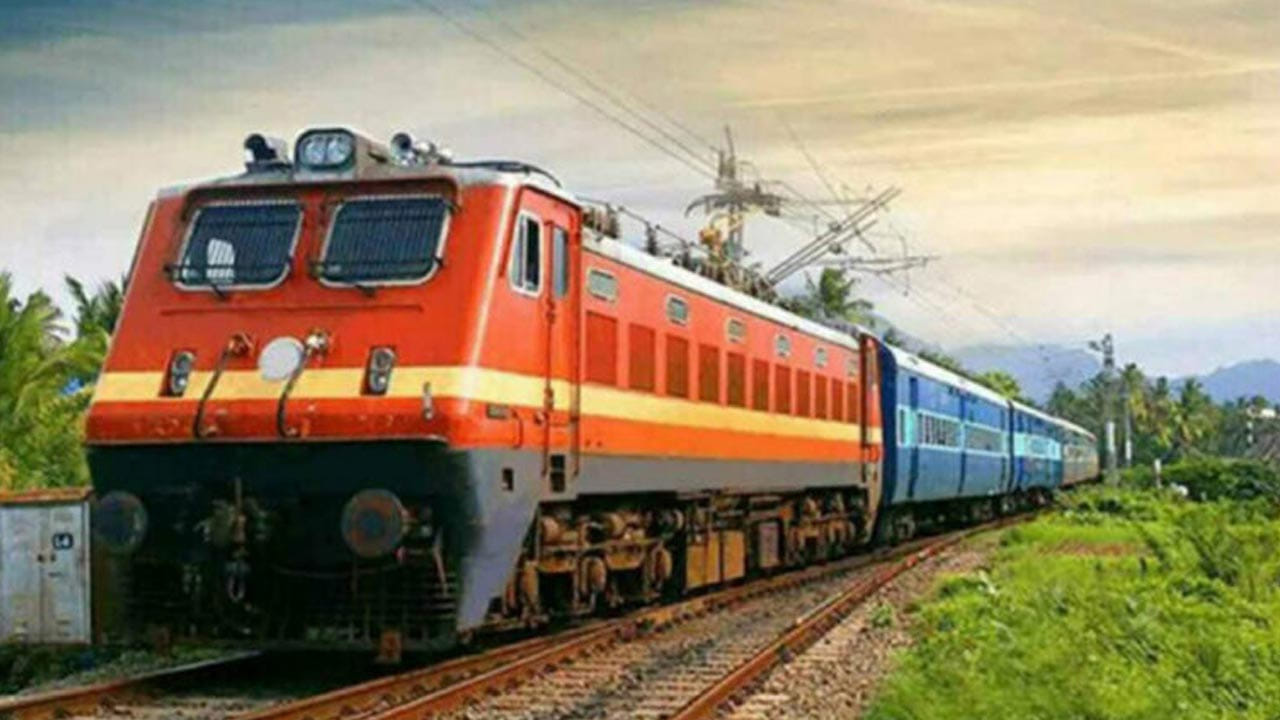 Special Trains: సంక్రాంతికి ఊరెళ్లేవారికి గుడ్ న్యూస్.. స్పెషల్ ట్రైన్స్ను ప్రకటించిన రైల్వే.. బుకింగ్స్ ఎప్పటినుంచంటే..