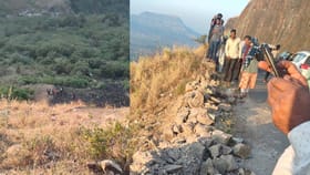 లోయలో పడ్డ కారు.. ఐదుగురు భక్తులు దుర్మరణం!