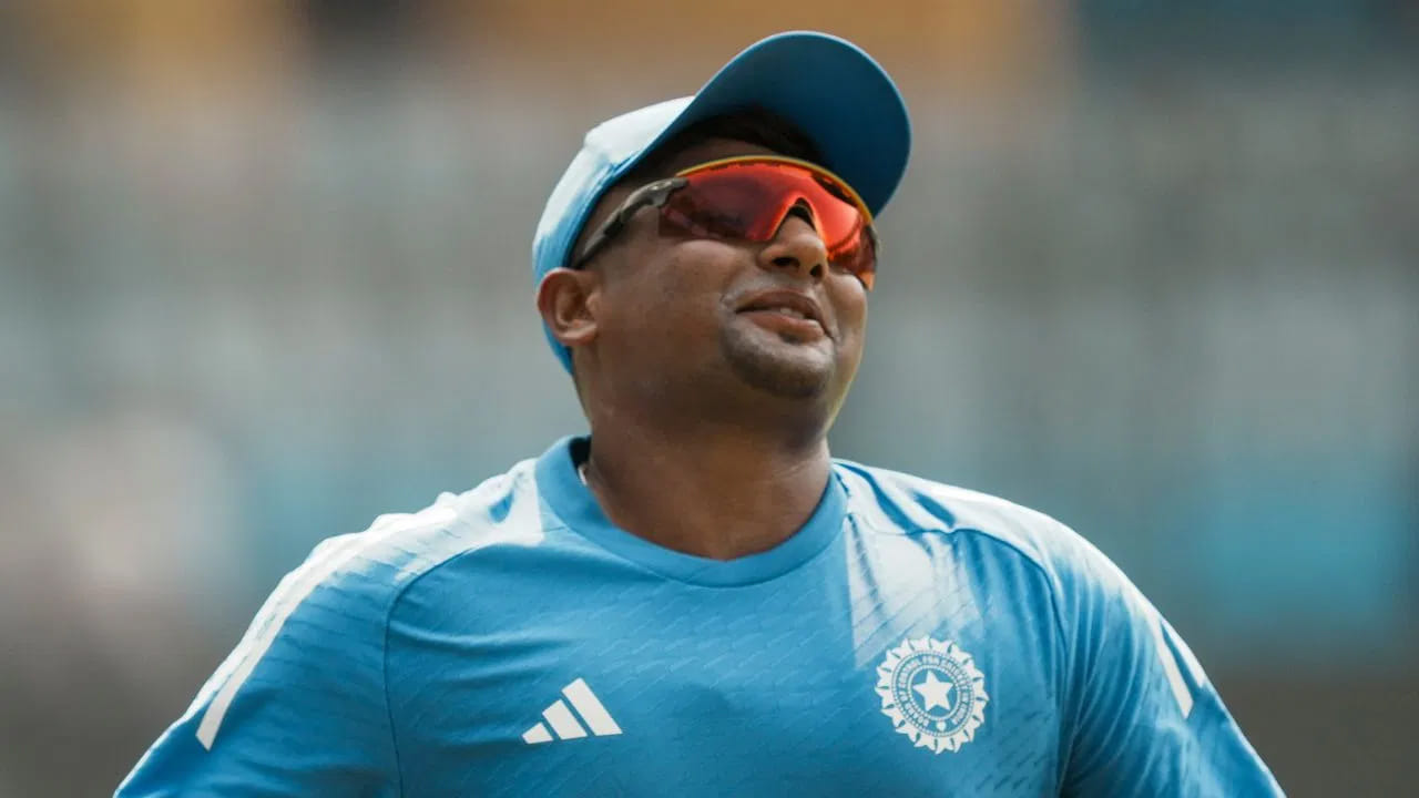 నాలుగో స్థానంలో భారత బ్యాట్స్మన్ సర్ఫరాజ్ ఖాన్ ఉన్నాడు. గత వేలంలో అతన్ని ఏ జట్టు కొనుగోలు చేయలేదు. ఢిల్లీ క్యాపిటల్స్లో చివరిసారిగా పాల్గొన్న సర్ఫరాజ్, రూ. 75 లక్షల బేస్ ధరతో వేలంలోకి అడుగుపెడుతున్నాడు. ఈసారి ఎవరైనా అతన్ని కొనుగోలు చేస్తారో లేదో చూడాలి.