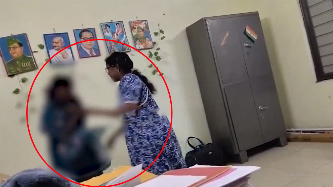 Watch Video: దారుణం.. డిగ్రీ విద్యార్థినిని చితకబాదిన హాస్టల్‌ వార్డెన్‌! వీడియో వైరల్