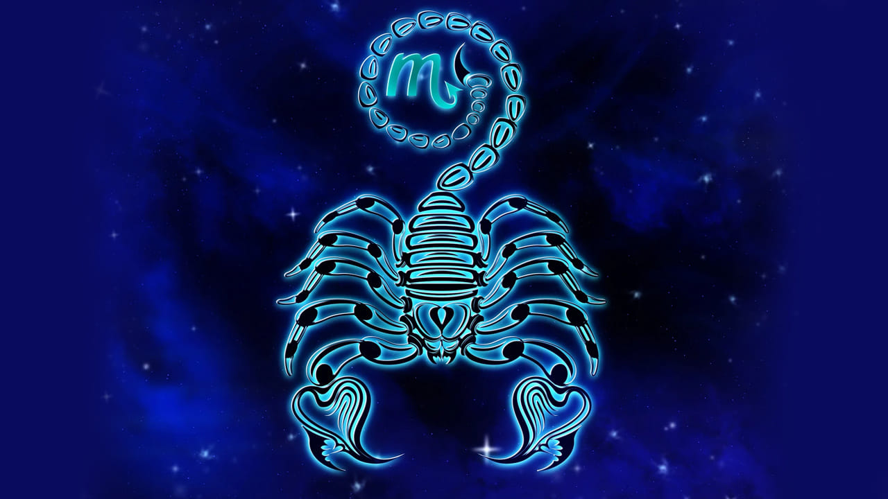 వృశ్చిక రాశి: కుజ గ్రహం అనుగ్రహించిన వృశ్చిక రాశి వారు స్వతహాగా మర్మమైనవారు. వారు తమ చర్యల గురించి ఇతరులు ఊహించలేని విధంగా ప్రవర్తించగలరు. పండుగల విషయానికి వస్తే, ఈ వృశ్చిక రాశి వారు తమ చరిత్రను తెలుసుకుని, వాటిని సాంప్రదాయ పద్ధతిలో జరుపుకునేలా చూసుకుంటారు. వృశ్చిక రాశి వారి వేడుకలు ఎక్కువగా సమాజానికి సంబంధించినవి. వారు ఆ పండుగల సన్నాహాలలో ప్రారంభం నుండి చివరి వరకు ఉత్సాహంగా పాల్గొంటారు. ముఖ్యంగా, వారు తమ ఇంట్లో ఏర్పాట్లు చేయడం, బంధువులు, స్నేహితులను తమ ఇంటికి ఆహ్వానించడం, సరదాగా జరుపుకోవడం అలవాటు చేసుకుంటారు. అందుకే, వారు వేడుకలకు డబ్బు ఖర్చు చేయడానికి కూడా సిద్ధంగా ఉంటారు. అంటే, వారు చాలా ఉదారంగా ఉంటారు, పండుగలు జరుపుకోవడానికి అప్పులు తీసుకుంటారు!