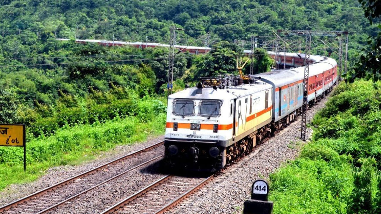  అలాగే ఓఖా-మధురై మధ్య రాకపోకలు సాగించే సర్వీసులను కూడా పొడిగించినట్టు రైల్వేశాఖ తెలిపింది ఈ మార్గంలో రాకపోకలు సాగించే 09520 నెంబర్ గల ట్రైన్ ప్రతి సోమవారం, 09519 నెంబర్ గల స్పెషల్ ట్రైన్ ప్రతి శుక్రవారం అందుబాటులో ఉంటాయని పేర్కొంది. ఈ సేవలు జనవరి 2026 వరకు కొనసాగుతాయని రైల్వేశాఖ స్పష్టం చేసింది. 