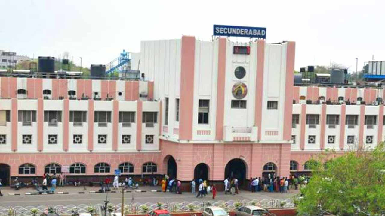 టూర్ ముగిశాక హైదరాబాద్, సికింద్రాబాద్, కాచిగూడ రైల్వే స్టేషన్ల వద్ద డ్రాప్ చేస్తారు. టూర్ ధర విషయానికొస్తే.. డబుల్ షేరింగ్ రూ.19,420, ట్రిపుల్ షేరింగ్ రూ.14700గా ఉంది. ఇక చైల్డ్ విత్ బెడ్ అయితే రూ.9670, చైల్డ్ వితౌట్ బెడ్ అయితే రూ.9670గా ఉంది. ఇక హోటల్, అల్పాహారం, లంచ్, డిన్నర్ సౌకర్యం కల్పిస్తారు.