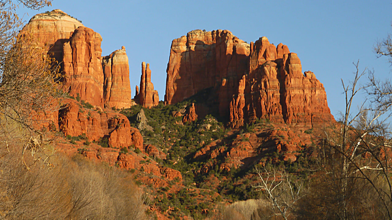 సెడోనా, అరిజోనా, USA: సెడోనా అనేది అరిజోనాలోని ఒక ప్రశాంతమైన పట్టణం. చుట్టూ ఎర్రటి రాతి పర్వతాలు ఉన్నాయి. ఈ భూమి వైద్యంలో సహాయపడే ప్రత్యేక శక్తిని కలిగి ఉందని ప్రజలు నమ్ముతారు. మీరు శక్తి వైద్యం సెషన్లను ఆస్వాదించవచ్చు ధ్వని స్నానాలు, ఆధ్యాత్మిక వర్క్షాప్లు, మీరు ప్రకృతిలో నడవడానికి, ప్రశాంతతను అనుభవించడానికి అనేక హైకింగ్ ట్రైల్స్ ఉన్నాయి. మీరు మీ అంతర్గత శాంతిని మెరుగుపరచుకోవాలనుకుంటే సెడోనా USAలోని ఉత్తమ వెల్నెస్ ప్రదేశాలలో ఒకటి.