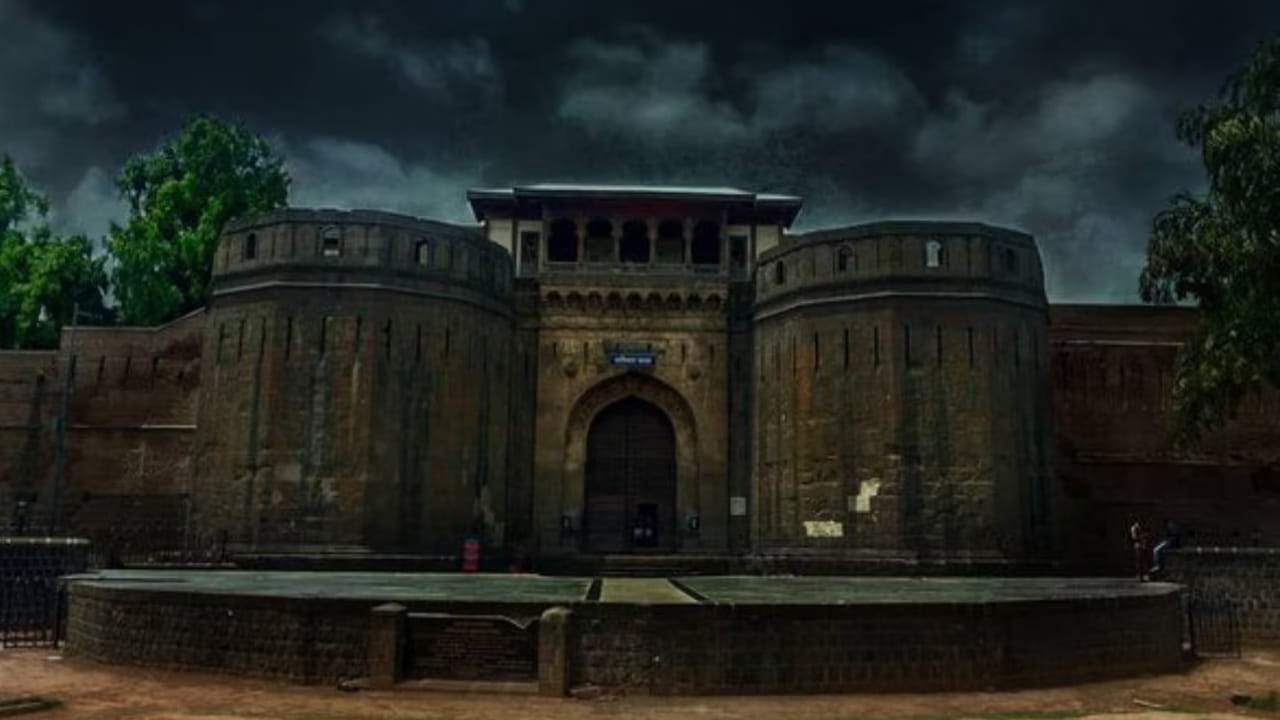 శనివర్వాడ కోట: ఈ కోట పూణేలో ఉంది. ఇక్కడ నివసించిన పీష్వా నారాయణను దారుణంగా హత్య చేశారు. ఇప్పటికి అర్ధరాత్రి అతని అరుపులు వినిపిస్తాయని చెబుతారు. ఇది 1732లో పేష్వా బాజీరావు Iచే నిర్మించబడింది. ఇది మరాఠా సామ్రాజ్యం ప్రధాన కేంద్రంగా ఉండేది, సైనిక కార్యకలాపాలు మరియు పాలన ఇక్కడి నుండే జరిగేవి.