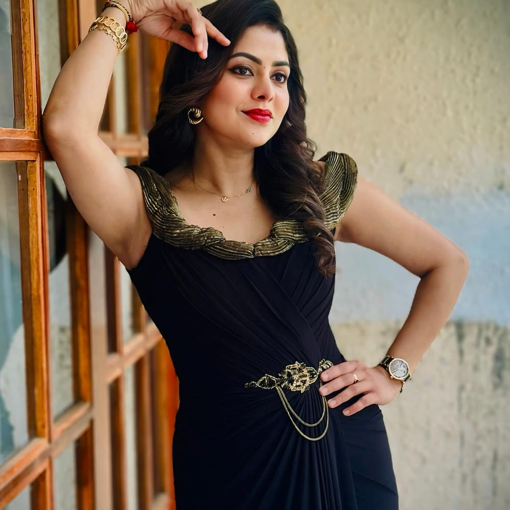 మరోవైపు కన్నడలో పలు రియాల్టీ షోలలో పాల్గొంటుంది. తాజాగా ఈ అమ్మడు షేర్ చేసిన ఫోటోస్ తెగ వైరలవుతున్నాయి. షర్మితకు ఒక బాబు ఉన్నాడు. అతడు వయసు 13 సంవత్సరాలు. ప్రస్తుతం సోషల్ మీడియాలో యాక్టివ్ గా ఉంటూ నిత్యం ఏదోక పోస్ట్ చేస్తుంటుంది. ఎక్కువగా మోడ్రన్ , గ్లామర్ లుక్ ఫోటోస్ షేర్ చేస్తుంది.