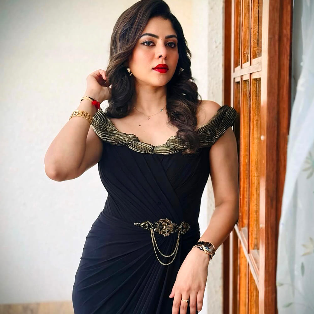 సీరియల్లో తల్లి, అత్త పాత్రలలో కనిపిస్తున్న షర్మిత గౌడ వయసు కేవలం 33 సంవత్సరాలు మాత్రమే. ఆమె 1990 నవంబర్ 20న జన్మించింది. గ్రాడ్యుయేషన్ తర్వాత మోడలింగ్ రంగంలోకి అడుగుపెట్టిన ఈ అమ్మడు.. ఎక్కువగా సీరియల్స్ చేసింది. కన్నడలో అనేక సీరియల్స్ చేసిన షర్మిత గౌడ.. ఇప్పుడు తెలుగులో బ్రహ్మాముడి సీరియల్ చేస్తుంది.