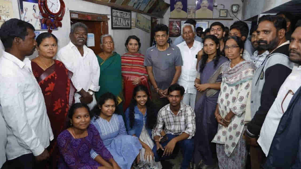 Shivaraj Kumar : గుమ్మడి నర్సయ్య బయోపిక్‏లో శివరాజ్ కుమార్.. తెలుగు నేర్చుకుని మరీ స్వయంగా డబ్బింగ్..