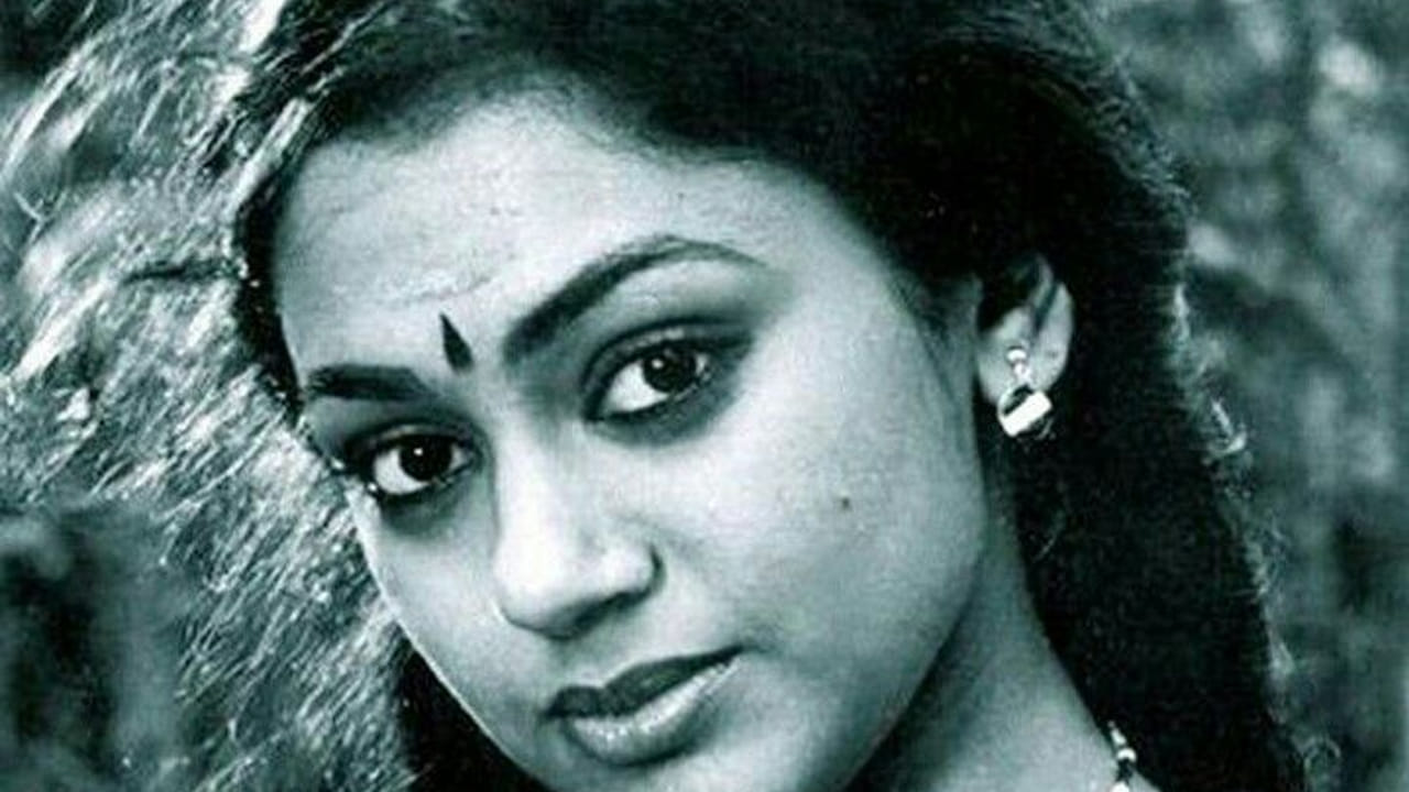 ఈ ఫోటోను శోభన అభిమానులు నెట్టింట తెగ షేర్ చేస్తున్నారు. దక్షిణాది సినిమా చరిత్రలో అందరికంటే ఇష్టమైన తార. ఎనభైలు, తొంభైలలో అనేక చిత్రాలతో  తనకంటూ ప్రత్యేక ఇమేజ్ క్రియేట్ చేసుకుంది. అప్పట్లో ఆమె స్టార్ హీరోయిన్. 