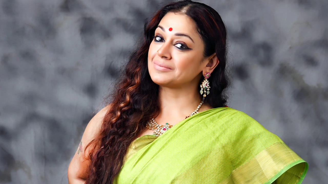 తెలుగు, తమిళం, మలయాళం, కన్నడ భాషలలో ఎన్నో హిట్ చిత్రాల్లో నటించింది. చిరంజీవి, బాలకృష్ణ, రజినీకాంత్, మోహన్ బాబు వంటి స్టార్ హీరోలతో స్క్రీన్ షేర్ చేసుకున్న శోభన.. ఇప్పటికీ సినిమాల్లో నటిస్తూ యాక్టివ్ గా ఉంటుంది. 