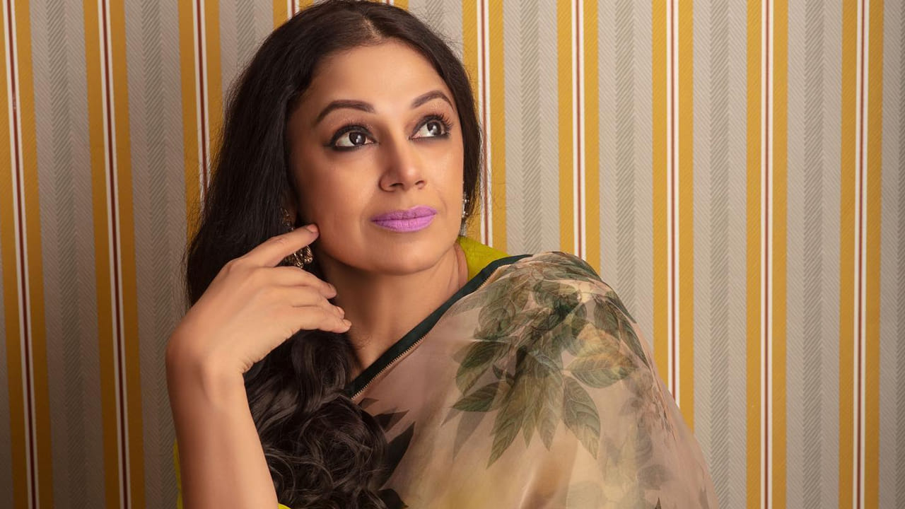 అలాగే సోషల్ మీడియాలో యాక్టివ్ గా ఉంటూ తన డ్యాన్స్ స్కూల్ ఫోటోస్, వీడియోస్ పంచుకుంటుంది. తాజాగా  శోభనకు సంబంధించిన త్రోబ్యాక్ పిక్స్ అందరి దృష్టిని ఆకర్షిస్తున్నాయి. 