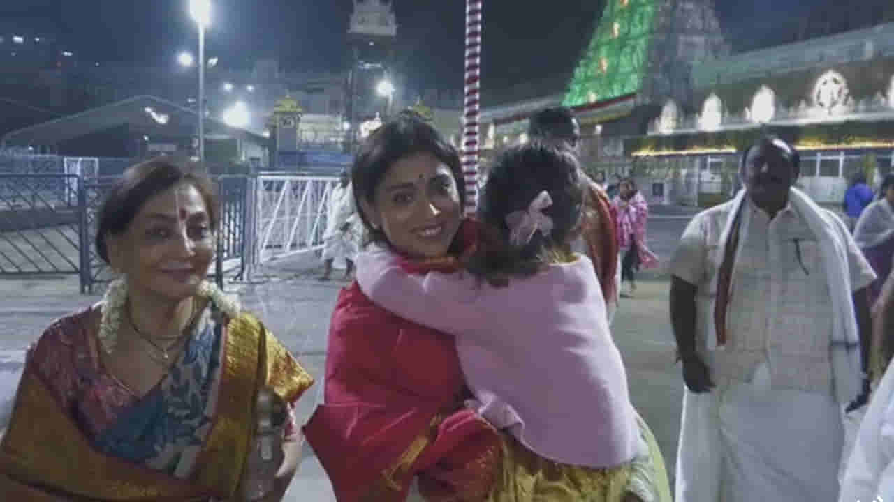 Shriya Saran: వెంకన్న సన్నిధిలో హీరోయిన్ శ్రియా.. శ్రీవారికి భక్తురాలు రూ.1 కోటి విరాళం... టీటీడీకి రెండు కార్లు డొనేట్..