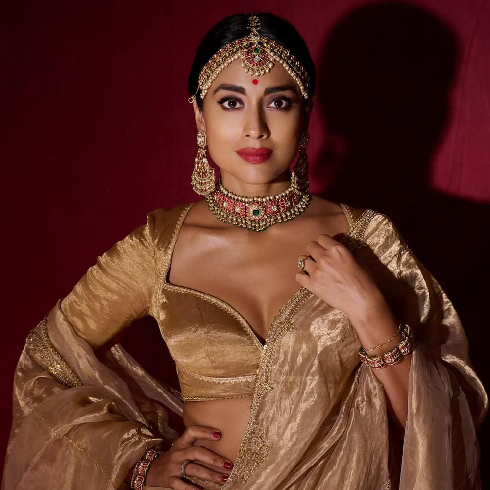 ఒకప్పుడు వరుస సినిమాలతో దూసుకుపోయిన శ్రియ.. ఇప్పుడు మాత్రం అవకాశం వస్తే ఎలాంటి పాత్రలోనైనా కనిపించేందుకు రెడీగా ఉంటుంది. ఇప్పుడు సహయ నటిగా రాణిస్తుంది. తెలుగు, తమిళం భాషలలో పలు చిత్రాల్లో నటించారు. దాదాపు రెండు దశాబ్దాలకుపైగా సినిమాల్లో నటిస్తున్నారు.