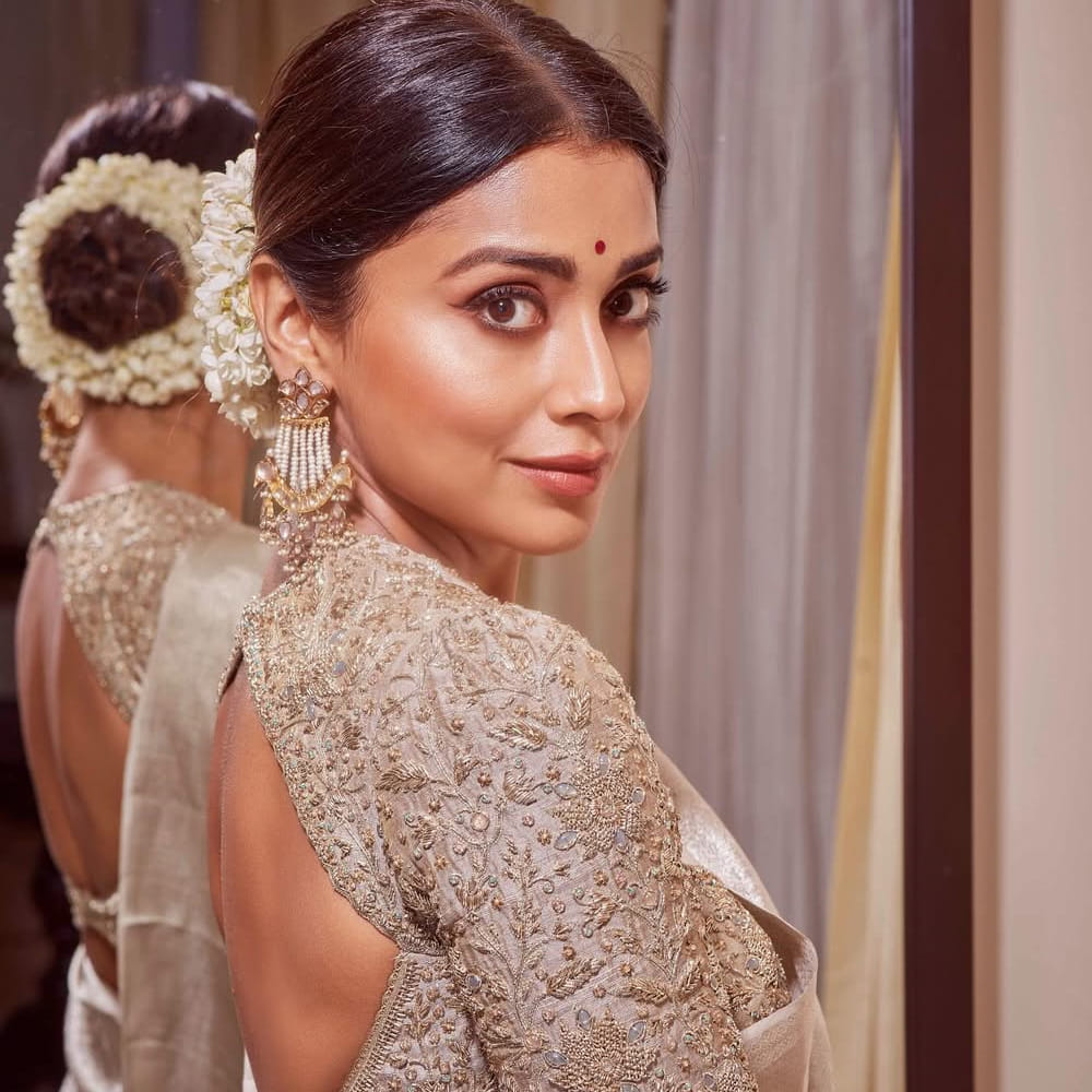 2018లో తన ప్రియుడు ఆండ్రీ కోస్కివ్ ను వివాహం చేసుకున్నారు శ్రియా. వీరికి రాధ అనే అమ్మాయి ఉంది. పెళ్లి తర్వాత కొన్నాళ్లపాటు సినిమాలకు దూరంగా ఉన్న శ్రియ.. ఇప్పుడు తిరిగి సినిమాల్లో యాక్టివ్ అయ్యారు. కథానాయికగా కాకుండా పలు పాత్రలు పోషిస్తున్నారు.