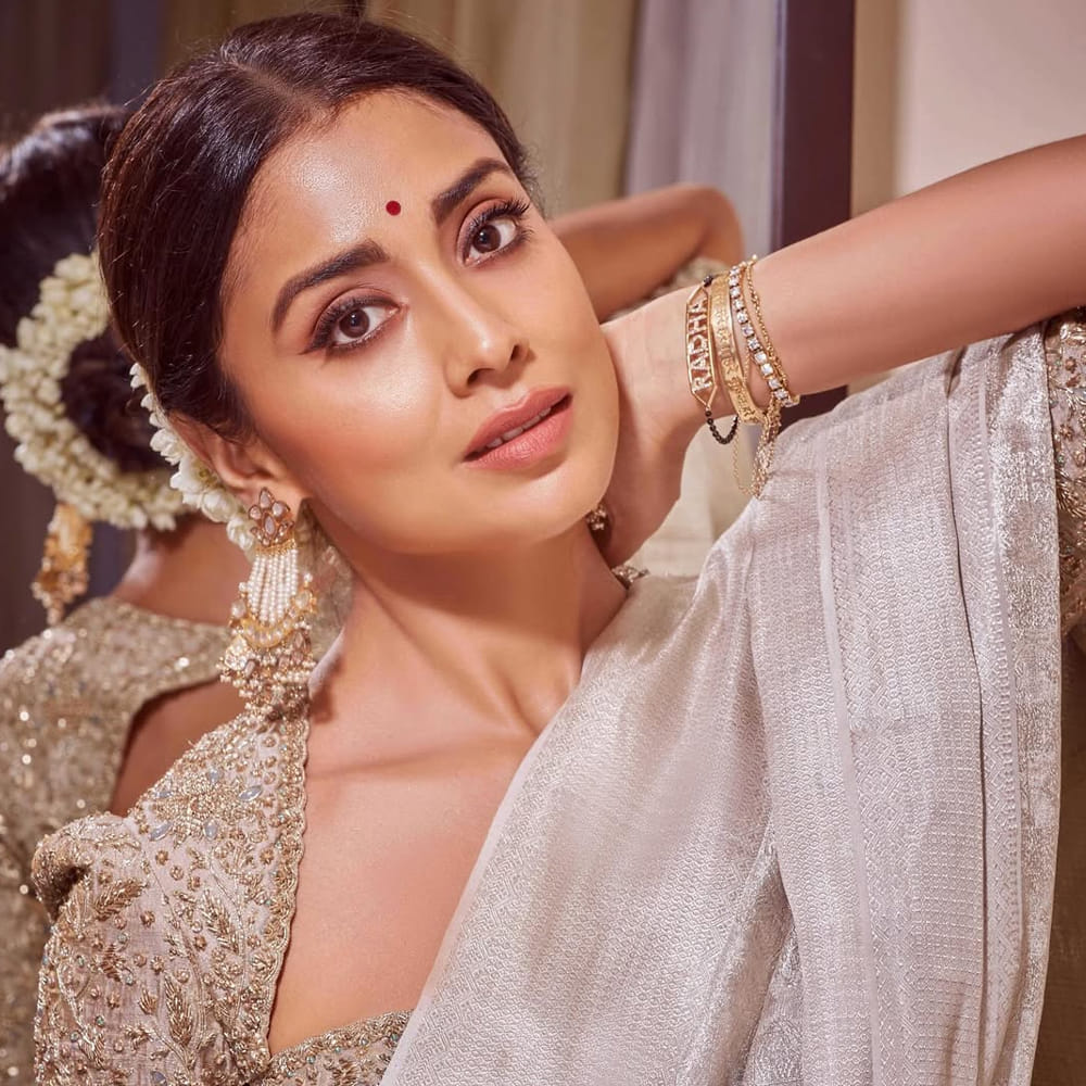 ప్రస్తుతం శ్రియ వయసు 43 సంవత్సరాలు. ఇప్పటికీ గ్లామర్, బ్యూటీ విషయంలో ఏమాత్రం తగ్గడం లేదు. ఇటీవల సూర్య నటించి రెట్రో చిత్రంలో స్పెషల్ సాంగ్ చేసింది. అలాగే మిరాయ్ చిత్రంలో భూమిక పాత్రలో కనిపించారు. తాజాగా తన బ్యూటీ సీక్రెట్స్ విషయాలను బయటపెట్టారు.