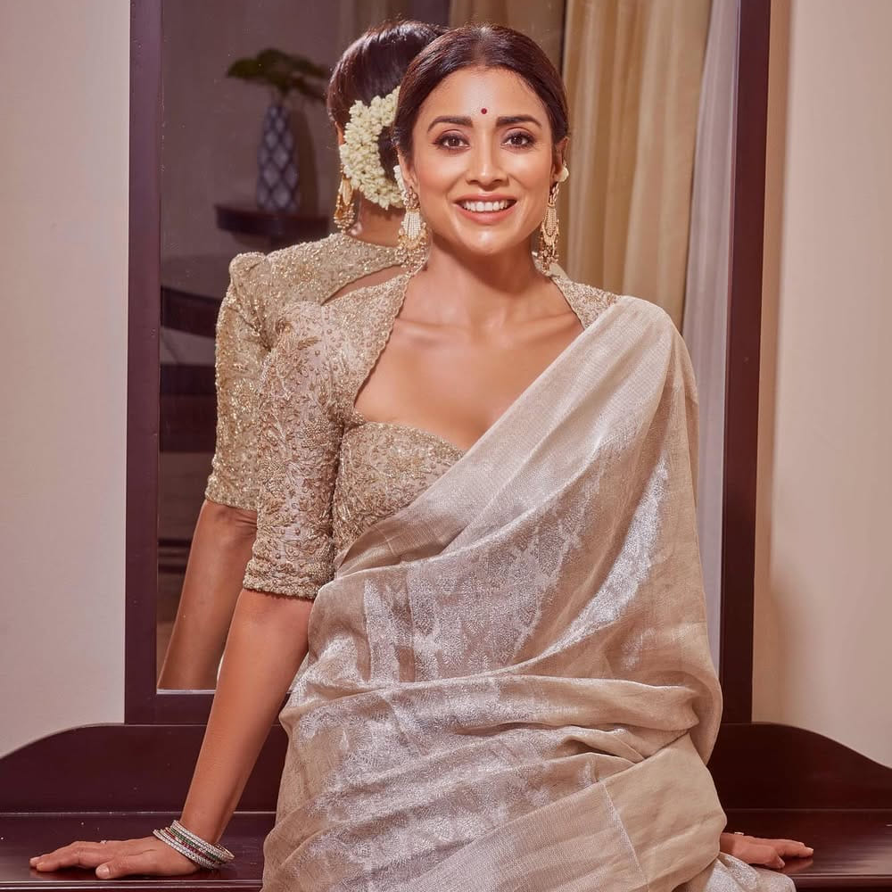 ప్రతిరోజు వ్యాయామం చేయడం ముఖ్యమంటుంది. అలాగే ఆహారపు అలవాట్లు సైతం జాగ్ర్తత తీసుకుంటుందట. మంచిని వినడం, మంచిని చూడడం, మంచి చేయడం కూడా అందానికి రహస్యమే అంటుంది. యోగా, సైక్లింగ్, జిమ్ చేయడం కూడా ఫిట్నెస్ సీక్రెట్స్ అంటుంది.