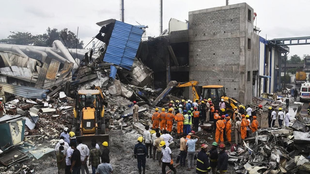 2025 ఏడాదిలో తెలంగాణనే కాదు యావత్‌ దేశాన్ని దిగ్బ్రాంతికి గురిచేసిన మొదటి ప్రమాదం సంగారెడ్డి జిల్లాలోని సిగాచి ఇండస్ట్రీస్ ఫ్యాక్టరీలో జరిగిన పేలుడు, పాశమైలారంలోని సిగాచి ఇండస్ట్రీస్ ప్రైవేట్ లిమిటెడ్ ఫార్మా యూనిట్‌లో రియాక్టర్ పేలుడం కారణంగా సుమారు 40 మందికిపై కార్మికులు మరణించారు. ఇందులో కొందరు కార్మికలు అక్కడికక్కడే మంటల్లో సజీవదహనం అయ్యారు. కొంతమంది కనీసం మృతదేహాలు కూడా లభించలేదు. వీరిలో చాలా వరకు వలస కూలీలే ఉన్నారు. అలాగే  ఈప్రమాదంలో మరో 33 మంది వరకు గాయపడ్డారు. ఈ ప్రమాదంలో మరణించిన వారికి ప్రభుత్వ పరిహారం కూడా ప్రకటించింది. ఇది 2025లో తెలంగాణలో జరిగిన అత్యంత ఘోరమైన ప్రమాదాల్లో ఒకటిగా నమోదైంది.